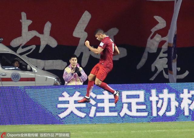 罗伯特·杰·利夫顿(RobertJaylifton)，一位对由于极度的压力而产生的心理变化有深入研究的心理学家，发现一种名叫双重性格的心理病态，即在同一个人的躯体内同时存在着医治者和杀戮者的双重性格，善良的医生内心创造出另一位独立的邪恶的医生，由他去完成纳粹集中营的肮脏工作:那个第二自我可以作为一个完整的个体正是如此才使那些纳粹医生能够更加适应环境，从而也使他们变得更加危险。
